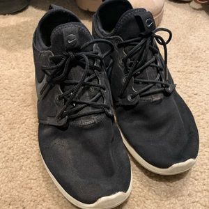 Black Nike Roshe Run